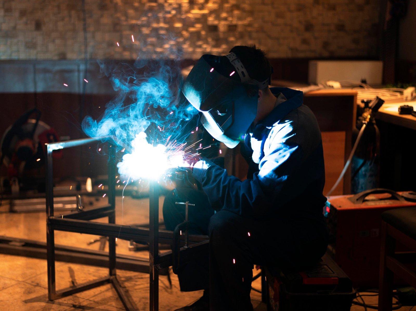man-with-mask-welding-metal-atelier